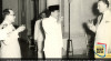 Foto Presiden Sukarno dan Wakil Presiden Moh. Hatta beramah tamah dg Duta Besar Inggris Sir Derwent William Kermode saat setelah Upacara Penyerahan Surat Kepercayaan (Letter of Credence) di Istana Merdeka, Jakarta. Sumber : ANRI. IPPHOS 1945-1950 No. 1614