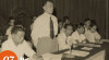 Foto seorang ria berdiri berbicara pada Kongres Perbeta Seluruh Indonesia di Gedung Komedi Jakarta, 7 Mei 1950.