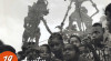 Foto Seorang anak laki-laki sedang bermain wayang kulit bersama di halaman Keraton Yogyakarta, 19 Agustus 1953.